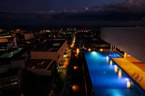 Отель One Central - Бассейн ночью