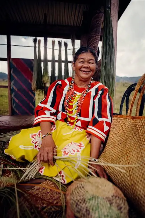 Последний AVP DOT также привлек и нанял реальных работников туризма, в том числе Ассоциацию женщин-ткачих Таголванен Букиднона.