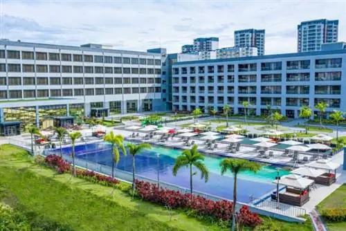 Открытый бассейн, вид на отель Hilton Clark Pampanga