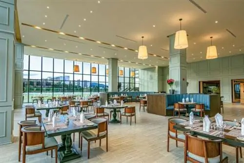 Ресторан Хилтон Кларк Олив