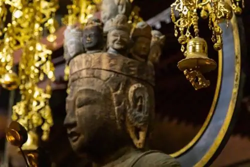 Священная 1300-летняя статуя Каннон.