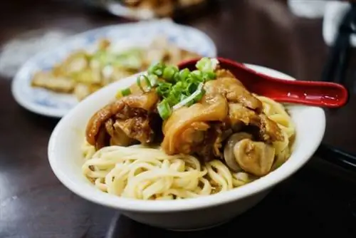 Суп со свиной рулькой и лапшой в ресторане Gang Yuan с говядиной и лапшой
