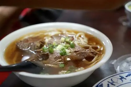 Ужин в ресторане Gang Yuan с говядиной и лапшой в Гаосюне, Тайвань