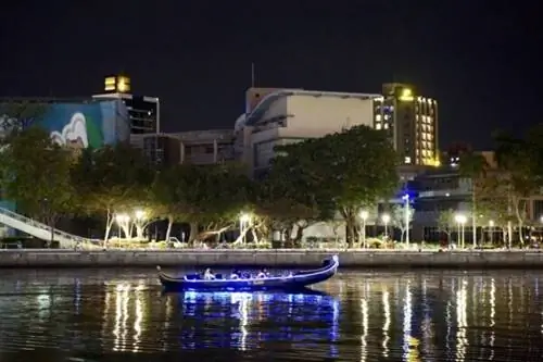 Поездка на гондоле по реке Любви в Гаосюне