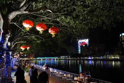 Рестораны и кафе на берегу реки в Гаосюне