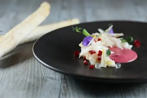 Салат из сырой белой спаржи с тартаром из морских гребешков Хоккайдо, икрой юдзу и свеклой от шеф-повара Андреа Делзанно в ресторане Cucina, Гонконг