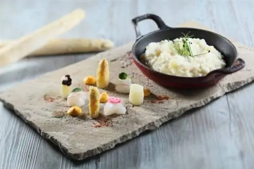 Ризотто с белой спаржей, сырыми креветками, кремом из яичного желтка и пармезаном