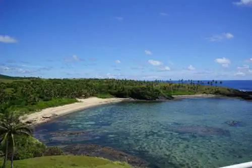 Вид на пляж Кумагат с маяка Лолонг-Пойнт