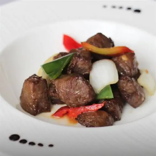 Обжаренные кубики говядины с соусом барбекю