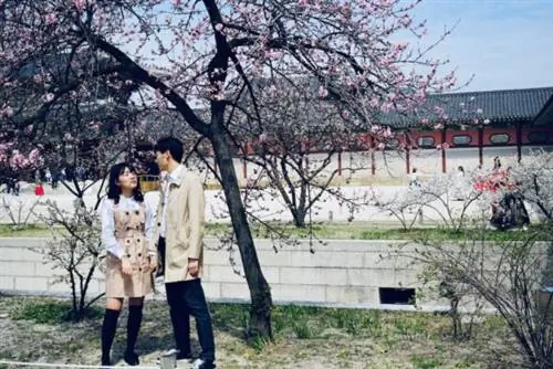 Местные туристы внутри дворца Кёнбоккун