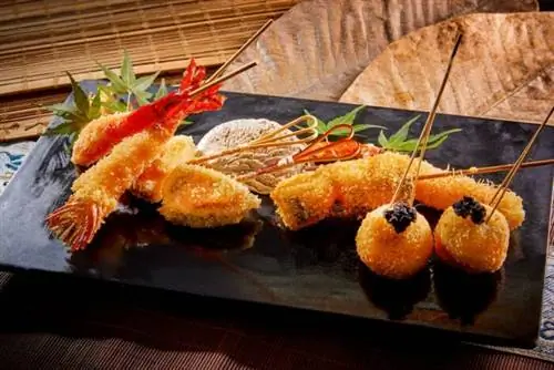 В то время как типичные куриные шашлычки «якитори» и домашние куриные фрикадельки являются фирменными блюдами, шашлычки «хаката-ку» KIDO, сочетающие в себе овощи и фрукты, предлагают здоровую пищу.