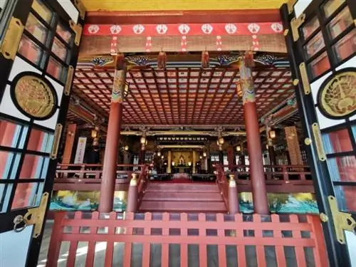 Молитвенный зал храма Ютоку Инари