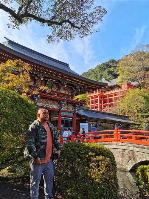 Сад возле входа в храм