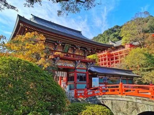 Храм Ютоку осенью