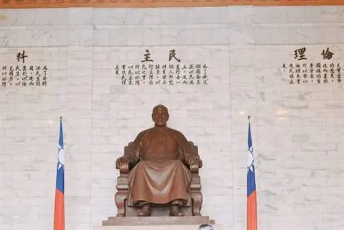 Чан Кайши был китайским националистическим политиком, революционером и военным лидером, который занимал пост лидера Китайской Республики в период с 1928 по 1975 год, сначала в материковом Китае до 1949 года, а затем на Тайване до своей смерти.