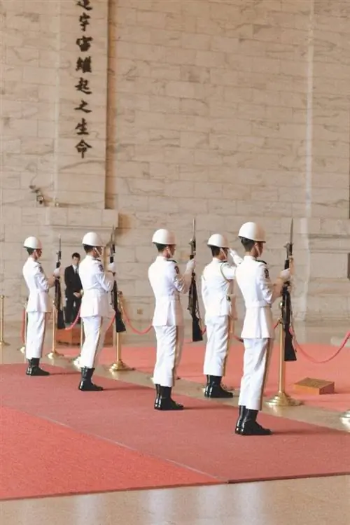 Церемония смены караула в зале бронзовых статуй Мемориала Чан Кайши происходит каждый час с 9:00 до 17:00.