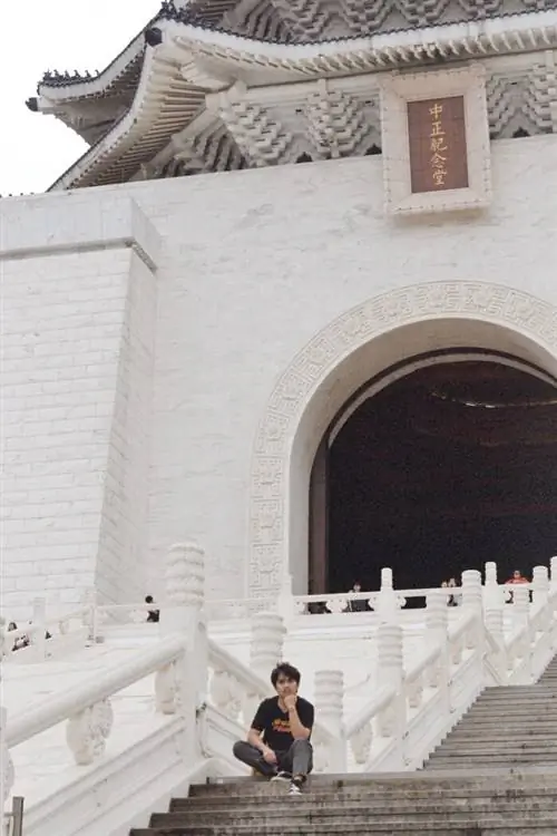 Ступеньки, ведущие к бронзовой статуе Чан Кайши в Мемориальном зале Чан Кайши.