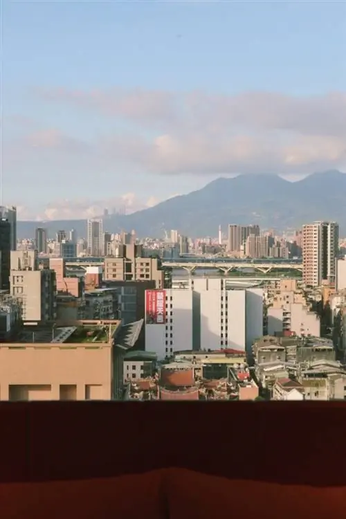 Вид из нашего окна на метро Caesar Taipei