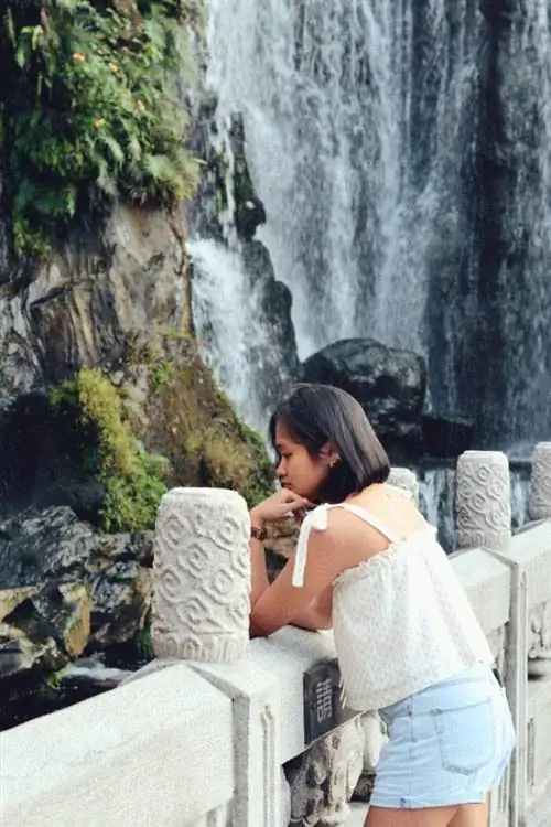 Миниатюрный водопад украшает правую часть храма Луншань.