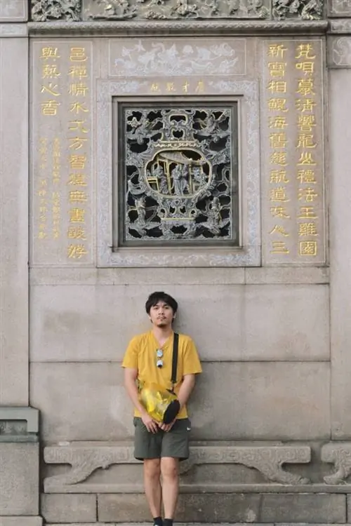 Джош возле храма Луншань