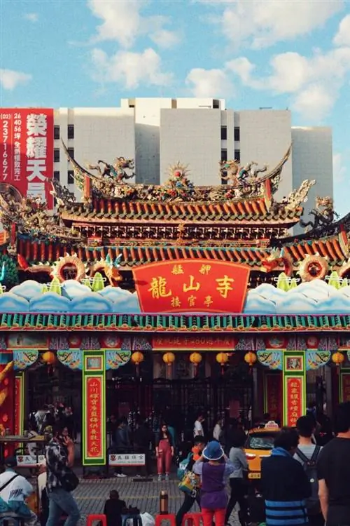 Храм Луншань был построен в 1738 году поселенцами из провинции Фуцзянь как место сбора китайских поселенцев. Это также самый известный храм в районе Ваньхуа.