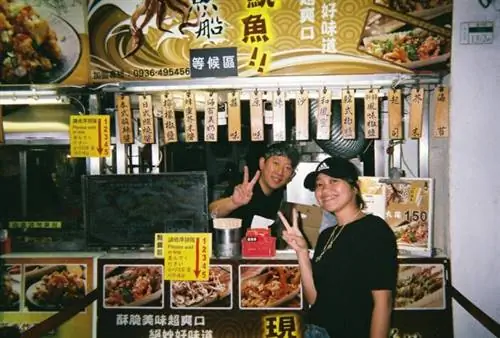 Лавка с жареными осьминогами в торговом районе Симэньдин.