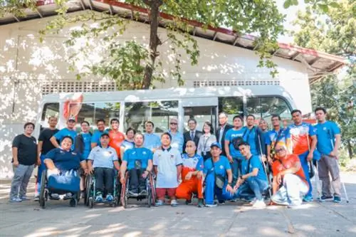 Представители PPC, спортсмены и тренерский состав вместе с представителями TMP во время оборота Toyota Coaster, подаренного TMP для поддержки Паралимпийского движения на Филиппинах.