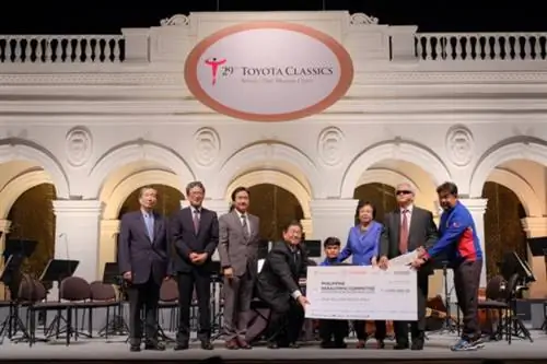 Золотой медалист Азиатских Паралимпийских игр, уроженец города Давао Эрни Гавилан (четвертый справа) вместе с представителями PPC и Toyota во время филиппинского этапа концерта Toyota Classics, состоявшегося в прошлом году.