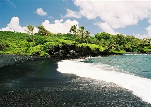 Пляж с черным песком на острове Мауи