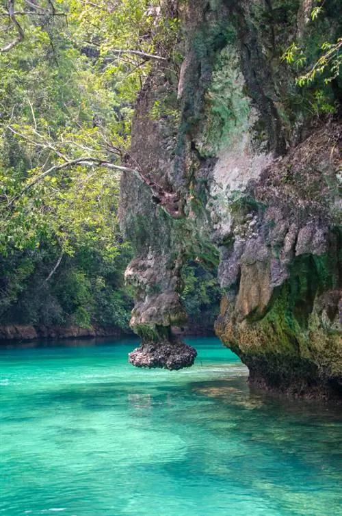 Скальное образование «Подкова» в бухте Сохотон