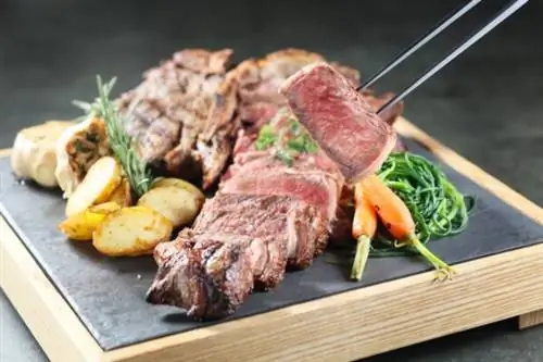 Стейк на косточке на гриле по-флорентийски