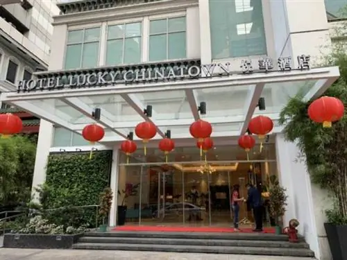 Вход в отель Lucky Chinatown