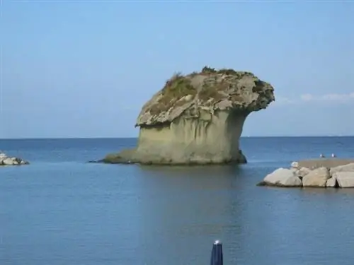 Морская скала-гриб в Лакко-Амено, автор Герд Фаренхорст, Wikipedia CC.