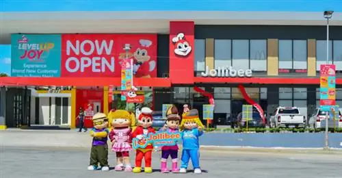 Jollibee and Friends приветствуют клиентов на открытии Jollibee Petron SLEX, новейшего магазина Level Up Joy Store сети быстрого питания и 1200-го магазина на Филиппинах.