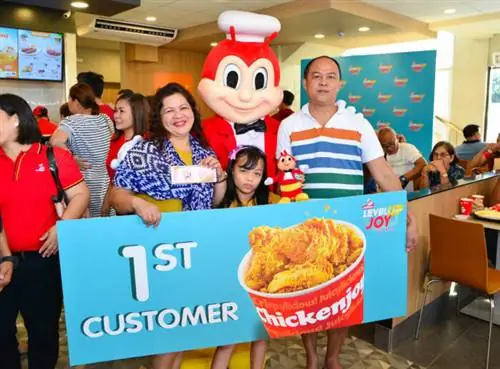 Первые покупатели нового магазина Level-Up Joy Store в Jollibee Petron SLEX.
