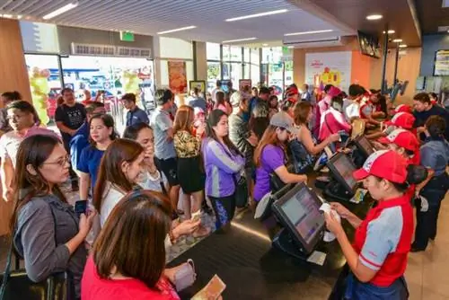 Этим утром нетерпеливые покупатели выстраиваются в очередь в Jollibee Petron SLEX Southbound, чтобы приобрести свои любимые товары Jollibee и насладиться магазином более высокого уровня.