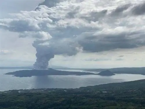 Извержение вулкана Тааль, фото с Reddit