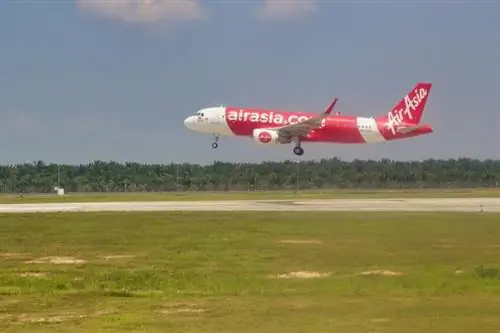 Полеты AirAsia нормализуются после извержения вулкана Тааль