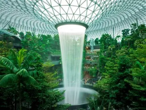 Внутри аэропорта Нью-Джевел Чанги в Сингапуре, автор @theandrewteoh через Unsplash