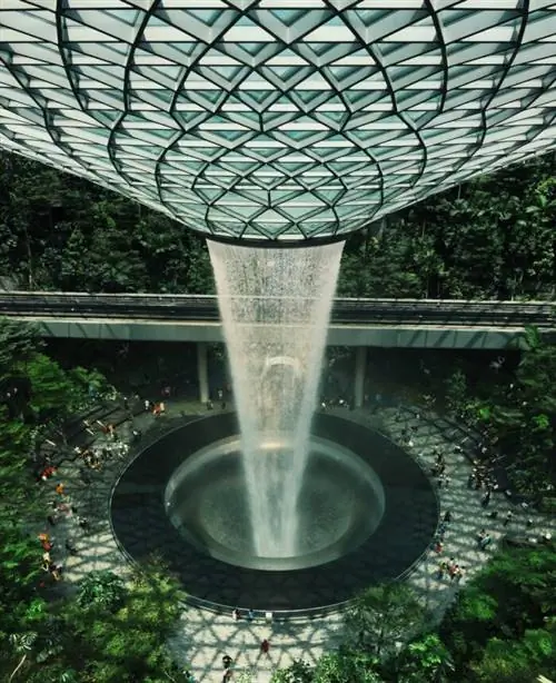 Rain Vortex в аэропорту Нью-Джевел Чанги в Сингапуре, автор @macyng через Unsplash