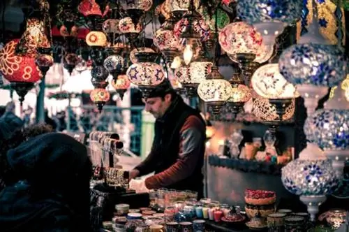 Марракешский базар от Вэй Пана через Unsplash Лучшие развлечения в Марокко