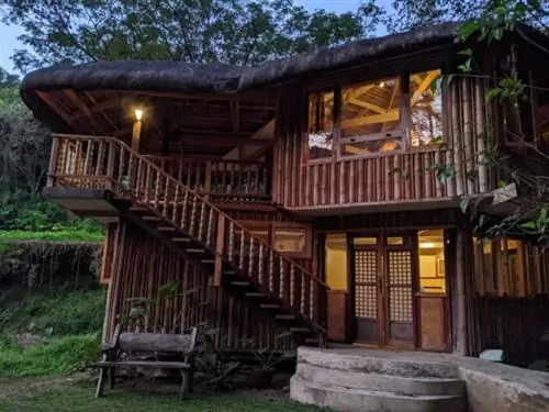 Один из двух современных бахай кубо на ферме Lotus Valley Farm.