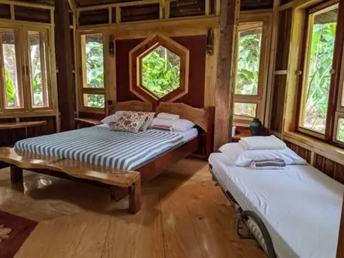 Главная спальня в одной из хижин