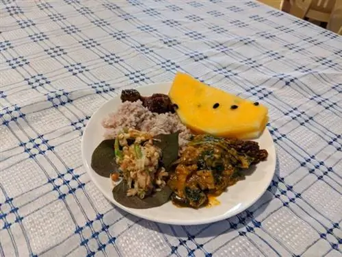 Растительный ужин включает постные фрикадельки, веганское каре-каре и аламанга.