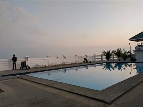 Бассейн в отеле MacArthur Samson Beach Resort