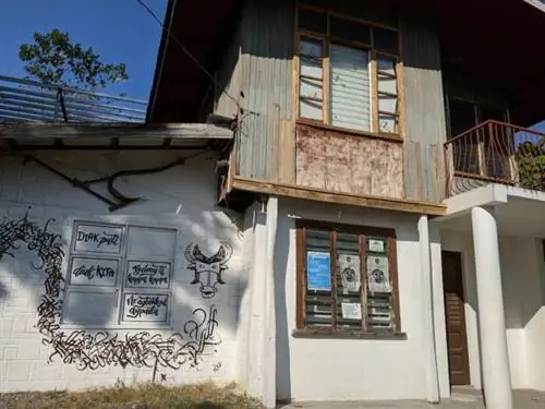 Родовой дом, превращенный в кафе-галерею, Чиано Умок