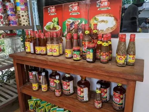 Множество видов багуна и пати, которые вы можете купить на фабрике JB Bernal Bagoong.