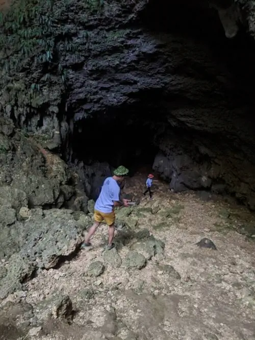 Спуск ко входу в пещеру крутой, но внутрь пройти относительно легко.