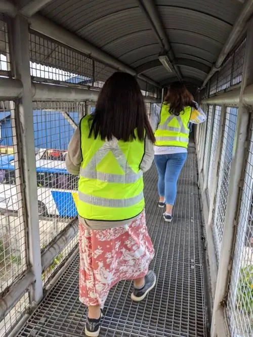 Прогулка по подиуму к пункту взимания платы за проезд