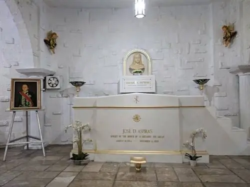 Могила Хосе Д. Аспираса в склепе базилики.
